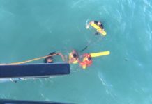 Com auxílio de helicóptero e embarcações, bombeiros resgatam homem na Praia da Redinha, RN