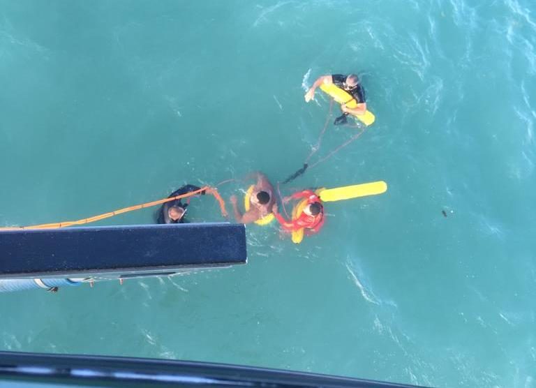 Com auxílio de helicóptero e embarcações, bombeiros resgatam homem na Praia da Redinha, RN