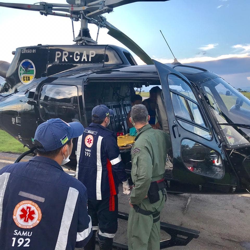 Helicóptero do GTA do Amapá realiza transporte de dois jovens para