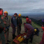 Bombeiros e equipe do helicóptero Pégasus 09 da PM resgatam corpo de piloto de parapente que bateu em paredão no Pico do Ibituruna em Governador Valadares, MG