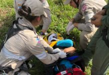 Bombeiros e equipe do Harpia 8 resgatam policial que se acidentou ao realizar BASE jumping da Pedra do Cabrito, ES
