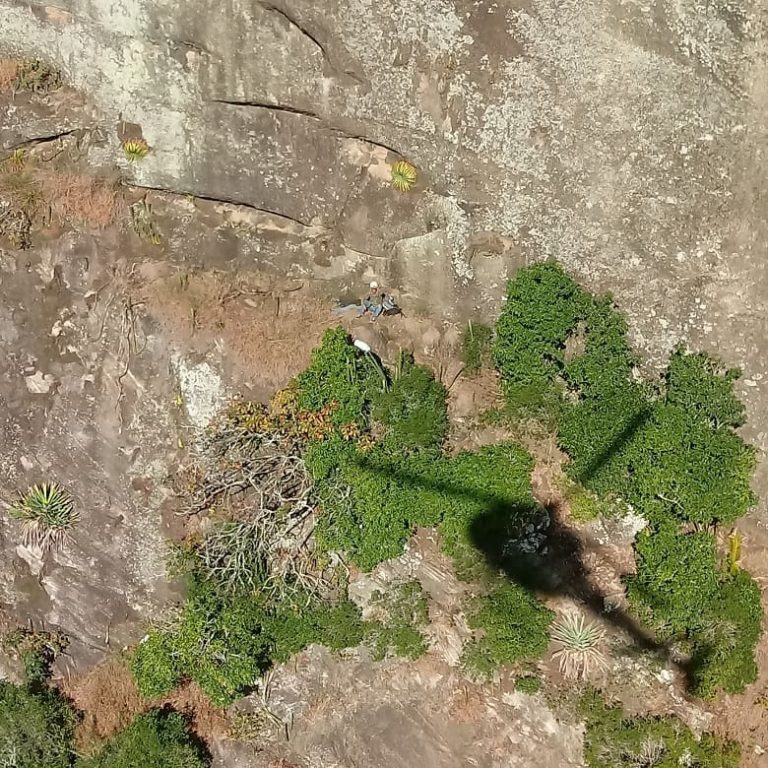 NOTAer do Espírito Santo apoia resgate de praticantes de rapel na pedra do Frade e da Freira