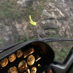 Bombeiros e equipe do helicóptero Pégasus 09 da PM resgatam corpo de piloto de parapente que bateu em paredão no Pico do Ibituruna em Governador Valadares, MG