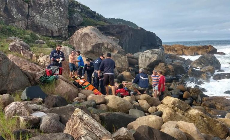 Com ajuda de populares, bombeiros resgatam homem que caiu de parapente na Praia do Santinho, SC