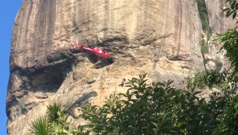 Resgate de alpinista na Pedra da Gávea exigiu habilidade da tripulação do helicóptero do Corpo de Bombeiros do Rio