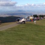 Equipes de resgate realizaram a retirada do corpo — Foto: Danilo Moreira/Inter TV dos Vales