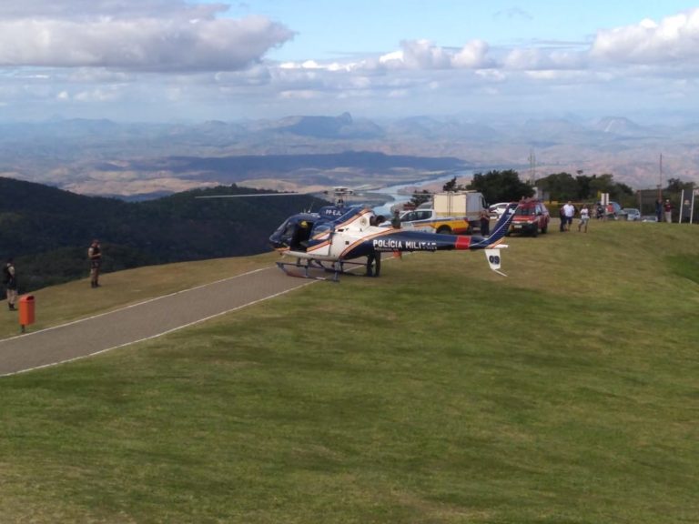 Bombeiros e equipe do Pégasus 09 da PM resgatam corpo de piloto de parapente no Pico do Ibituruna em Governador Valadares, MG