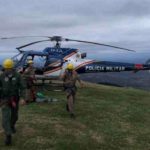 Bombeiros e equipe do helicóptero Pégasus 09 da PM resgatam corpo de piloto de parapente que bateu em paredão no Pico do Ibituruna em Governador Valadares, MG