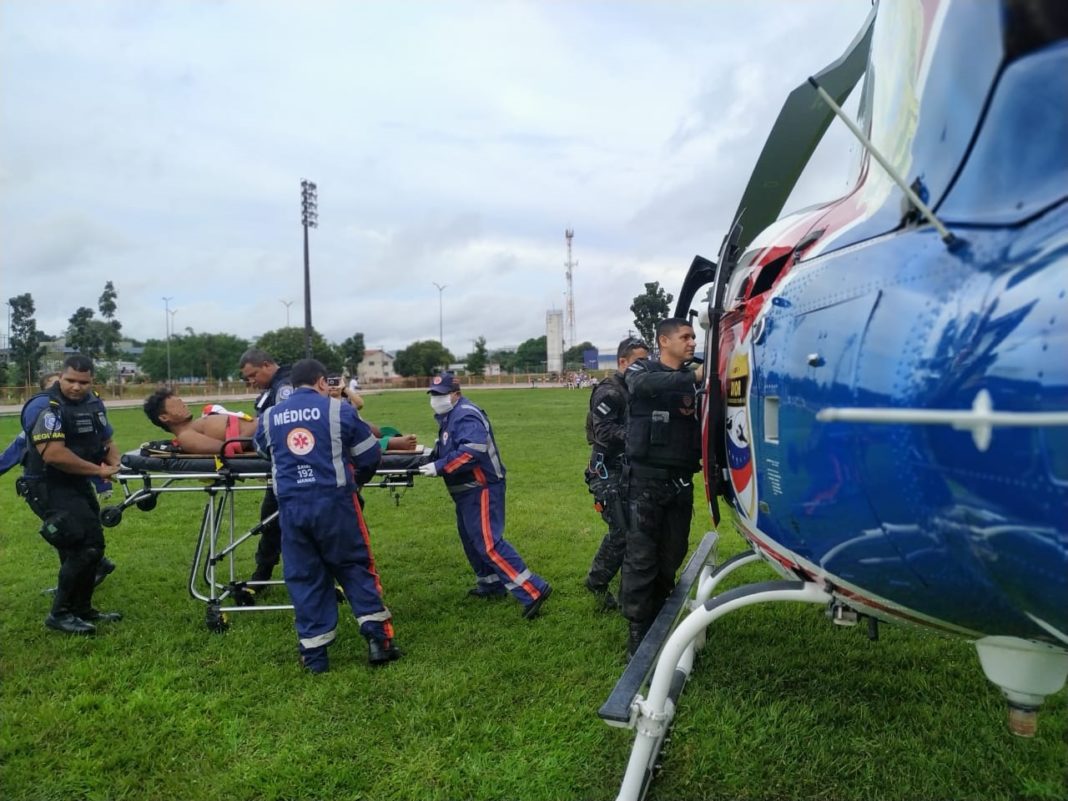 Jovem é resgatado em comunidade no interior do Amazoas por helicóptero — Foto: Divulgação/SSP-AM