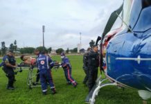 SAMU e equipe do helicóptero do DIOA socorrem jovem picado por cobra em Três Unidos, AM