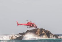 Helicóptero do Corpo de Bombeiros resgata vítimas de queda na Ponta da Cabeça, em Arraial do Cabo, RJ