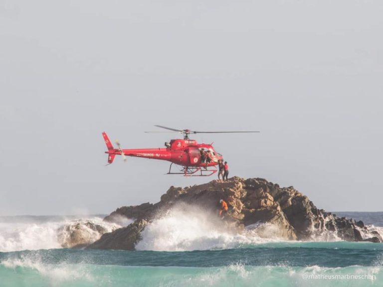 Helicóptero do Corpo de Bombeiros resgata vítimas de queda na Ponta da Cabeça, em Arraial do Cabo, RJ