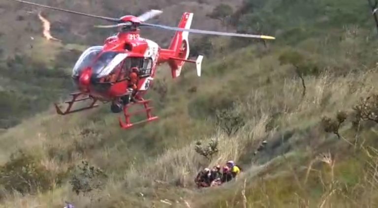 Corpo de Bombeiros do DF realiza resgate aéreo de motociclista ferido em trilha na região de Sobradinho