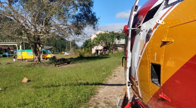 Equipes da Autopista e Arcanjo 01 prestam socorro a mãe e filho em acidente de trânsito na BR-101, SC
