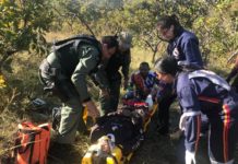 Equipes do SAMU e CIOPAer socorrem piloto de motocross após acidente em região de morros em Cuiabá, MT