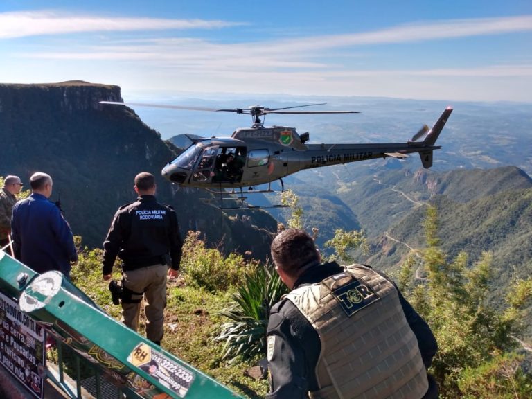 Bombeiros e equipe do Águia 4 da PM resgatam homem que caiu do Mirante da Serra do Rio do Rastro, SC