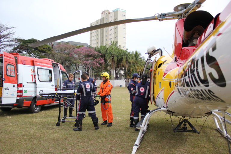 Bombeiros e SAMU transportam pacientes das cidades de Sacramento e Planura para Uberaba, MG