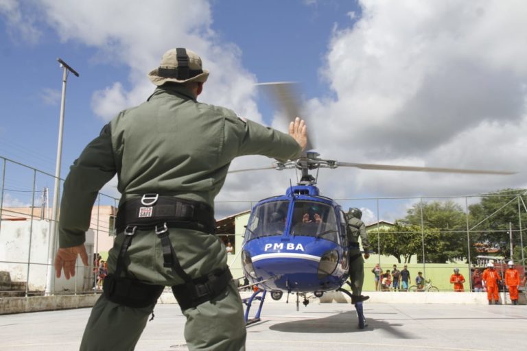 Grávida é resgatada por helicóptero do GRAER em Coronel João Sá, onde barragem rompeu