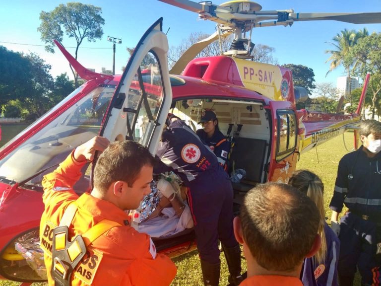 Equipe do Arcanjo 06 transporta vítima de acidente de trânsito de Iturama para Uberaba, MG