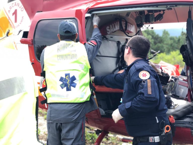 Equipe aeromédica do Arcanjo 01 resgata vitima de acidente de trânsito na praia do Moçambique, SC