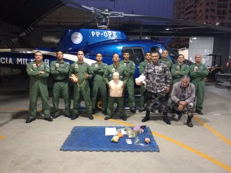 Tripulantes do Grupamento Aeromóvel da PM do Rio treinam técnicas de Suporte Básico de Vida