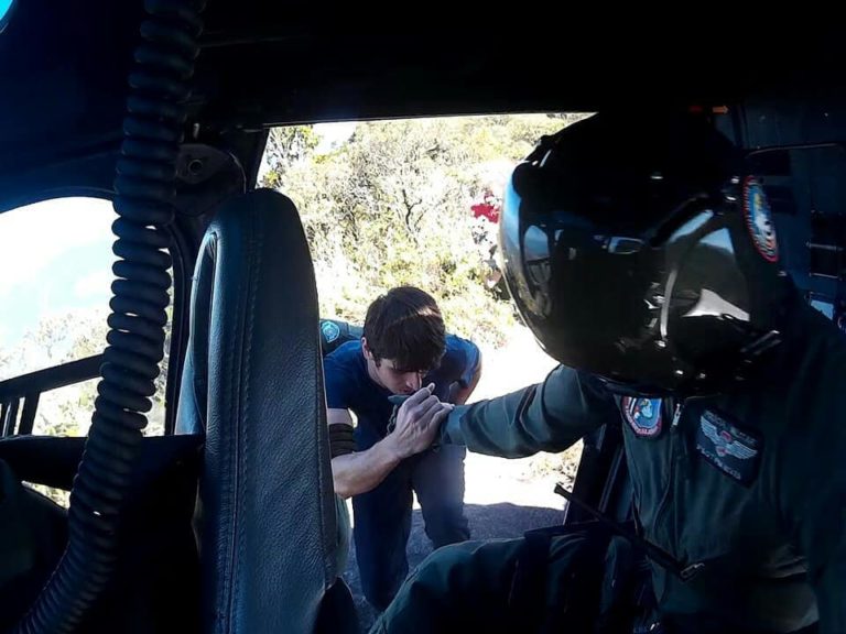 Equipe da Base de Aviação de São José dos Campos resgata turista no Pico do Corcovado, SP