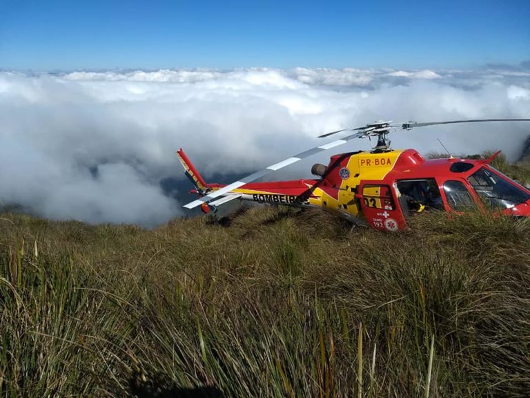 Equipes do Corpo de Bombeiros e SAMU realizam difícil resgate a 6.800 pés na trilha da Serra Fina, MG