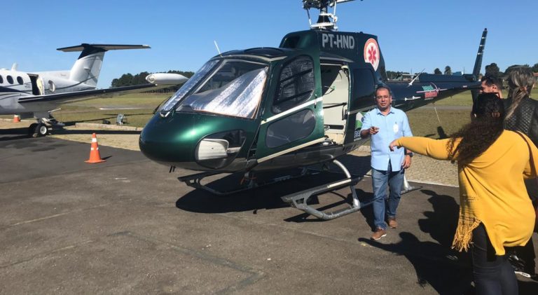 Alunos do curso de transporte aeromédico e medicina aeroespacial treinam estabilização de paciente politraumatizado, em Curitiba