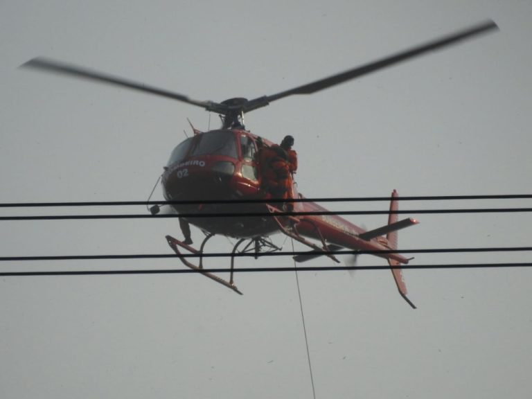 Corpo de Bombeiros combate incêndio florestal no Morro Camarista Méier, Zona Norte do Rio de Janeiro