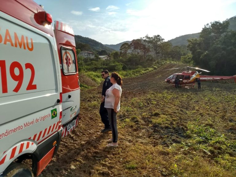 Arcanjo 01 socorre paciente em Águas Mornas e Arcanjo 03 resgata vítima de queda em Bombinhas, SC