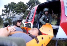 Equipe do helicóptero Águia da PM resgata mulher com fratura no pé em trilha na Pedra Ana Chata, SP