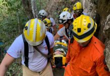 Corpo de Bombeiros do DF resgata vítima de queda na Cachoeira do Tororó, em São Sebastião