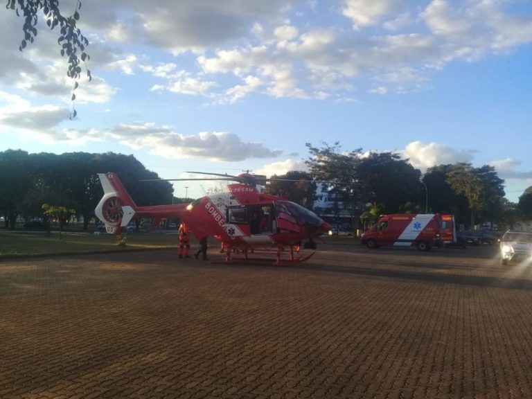 Corpo de Bombeiros e SAMU transportam homem de 79 anos de Brazlândia para o Hospital São Mateus, em Brasília