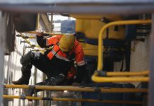 Bombeiros socorrem estudantes em ônibus escolar que tombou na área rural de São Sebastião, DF