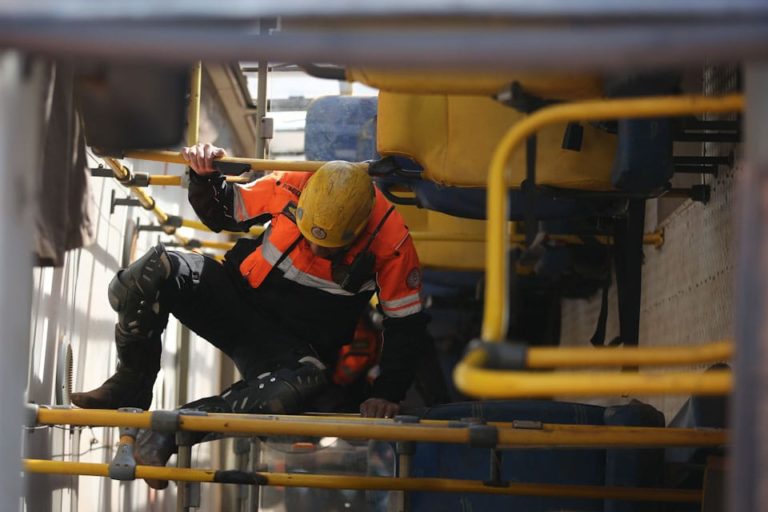 Bombeiros socorrem estudantes em ônibus escolar que tombou na área rural de São Sebastião, DF