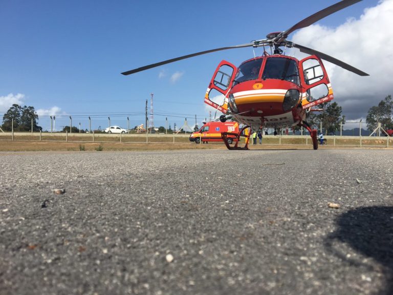 Bombeiros resgatam criança que caiu de três metros de altura, em Governador Celso Ramos, SC