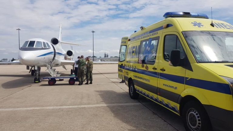 Força Aérea Portuguesa transporta pacientes dos arquipélagos da Madeira e Açores para o continente.