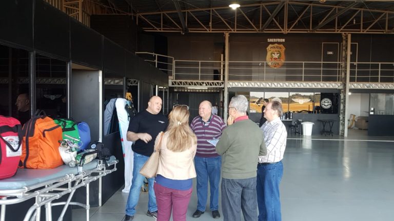 Conselho Municipal de Saúde de Chapecó visita o SAER para conhecer de perto o serviço aeromédico