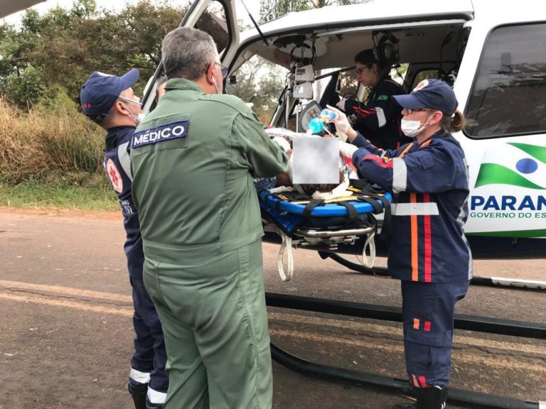 Bombeiros e SAMU aeromédico socorrem vítimas de capotamento na PR-180, em Cruzeiro do Oeste