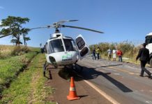 Equipes do SAMU e do Corpo de Bombeiros socorrem vítimas de acidente de trânsito na PR-218