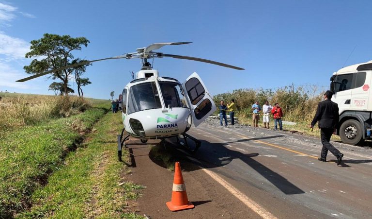 Equipes do SAMU e do Corpo de Bombeiros socorrem vítimas de acidente de trânsito na PR-218