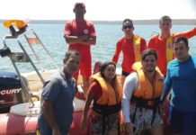 Helicóptero do CIOPAER e bombeiros resgatam família que naufragou no lago de Palmas, em Tocantins