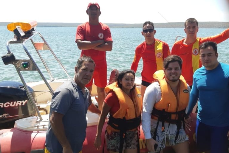 Helicóptero do CIOPAER e bombeiros resgatam família que naufragou no lago de Palmas, em Tocantins
