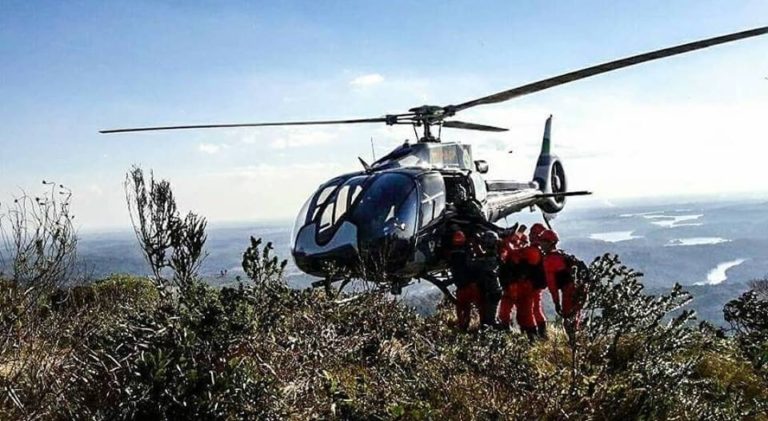 BPMOA e GOST resgatam mulher que sofreu torção no joelho em trilha na Serra do Ibitiraquire, PR