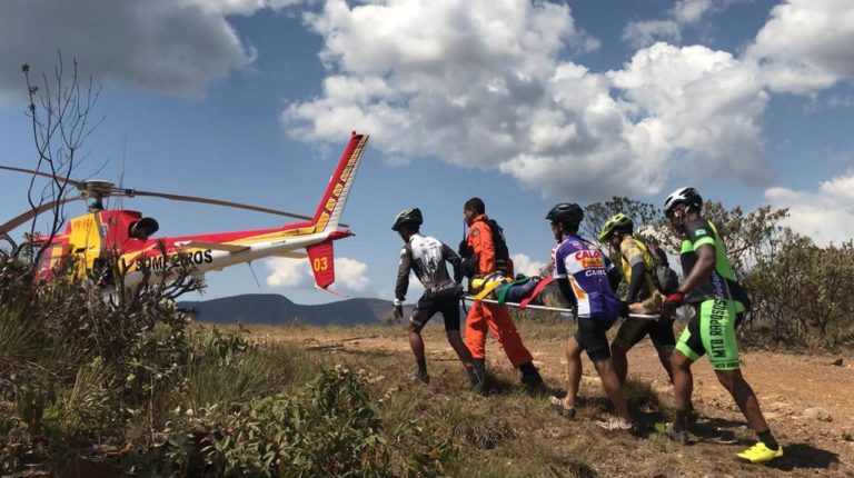 Ciclista sofre queda em trilha e é resgatado de helicóptero em Rio Acima, MG