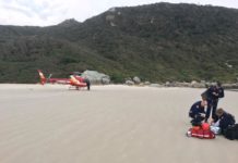 Bombeiros e SAMU resgatam mulher que sofreu queda na trilha da Ponta da Aranha, em Florianópolis