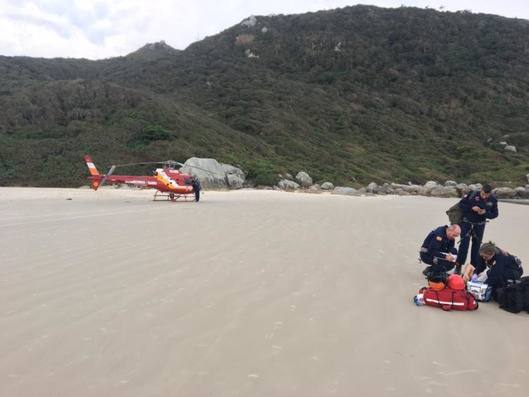 Bombeiros e SAMU resgatam mulher que sofreu queda na trilha da Ponta da Aranha, em Florianópolis