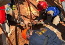 Socorristas do SAMU e do Corpo de Bombeiros resgatam homem que caiu em fossa, em Terra Boa, PR