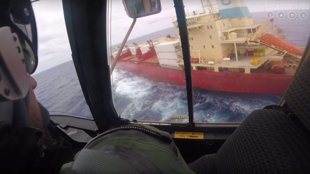 Força Aérea Portuguesa resgata tripulantes de veleiro que naufragou e tripulante de navio ferido em acidente