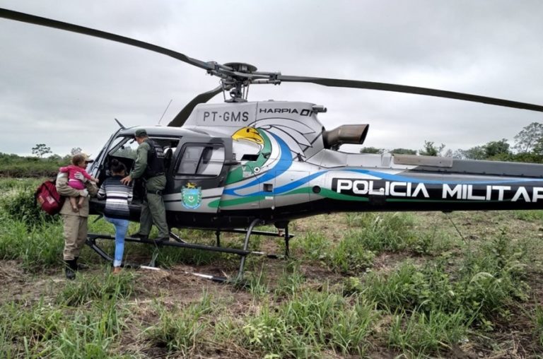 Helicóptero da PM e bombeiros socorrem criança ferida em fazenda no Pantanal, MS